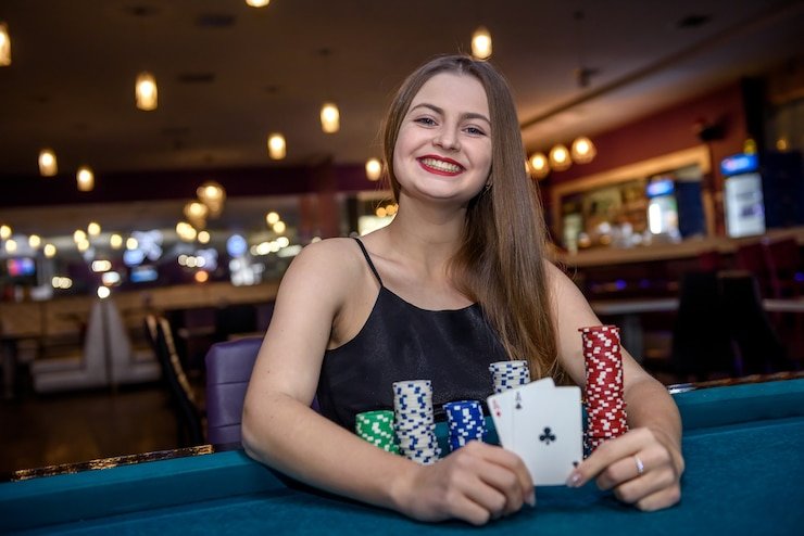 Studio kasino JILI dengan dealer profesional dan meja baccarat di suletoto